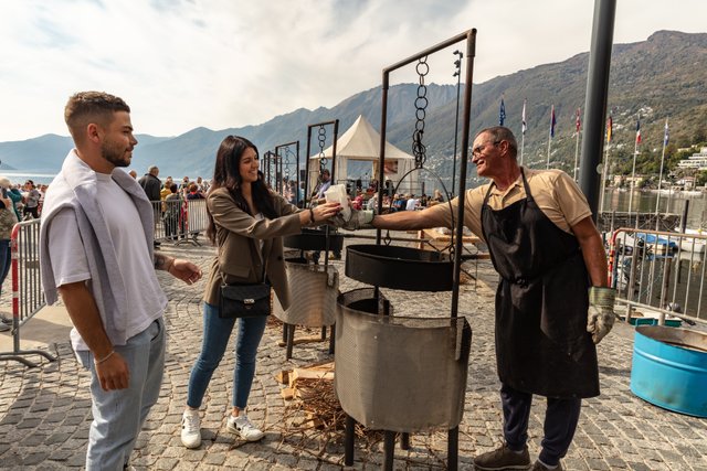 Castagne e sagre locali
L'autunno è la stagione delle castagne, e la regione di Ascona-Locarno celebra questo frutto con numerose sagre di paese. Le castagne sono un ingrediente fondamentale